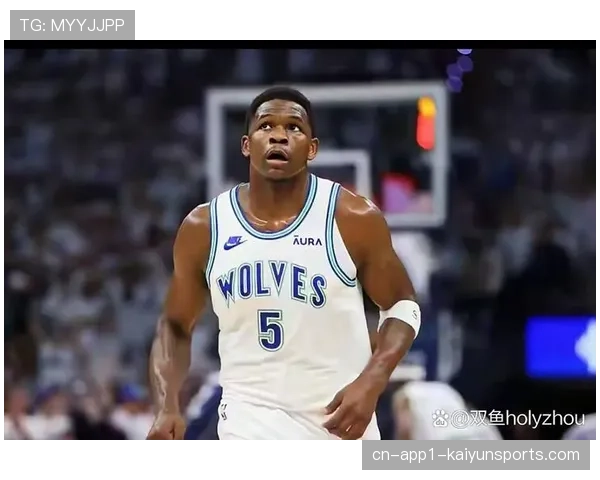 瞬间特写：安东尼·爱德华兹隔扣鲁迪·戈贝尔后仰天怒吼，引爆森林狼主场